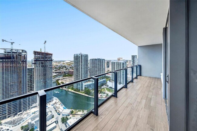 Photo - 68 SE 6th St Unidad 3906