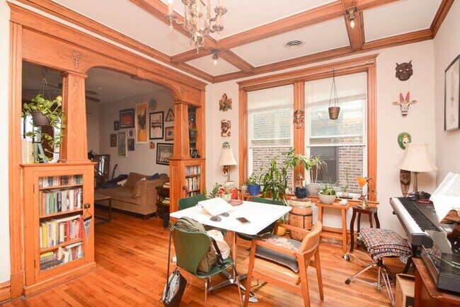 Building Photo - 2647 W Iowa St Unit 3C