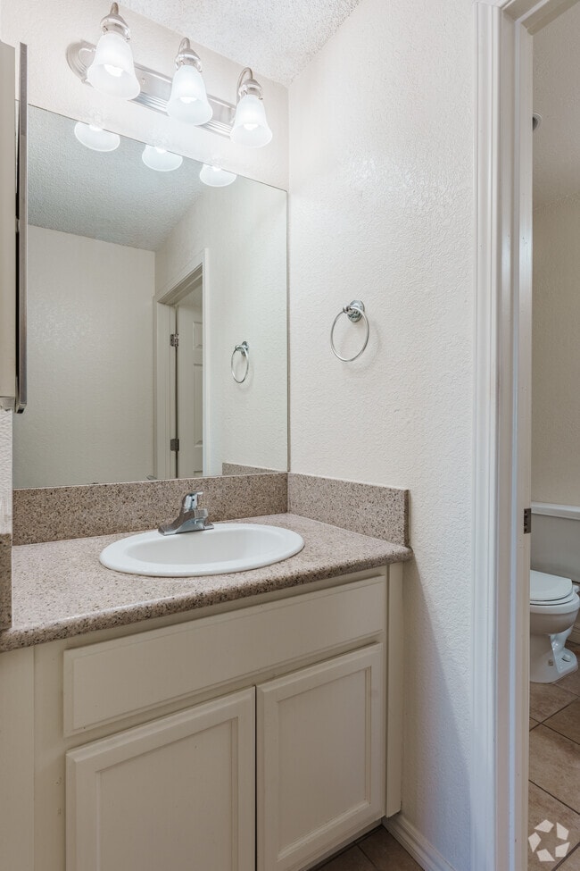 2BR, 1BA - 805SF - Bathroom