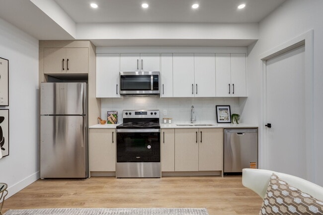 Photo - 2825-2817 17 St SW