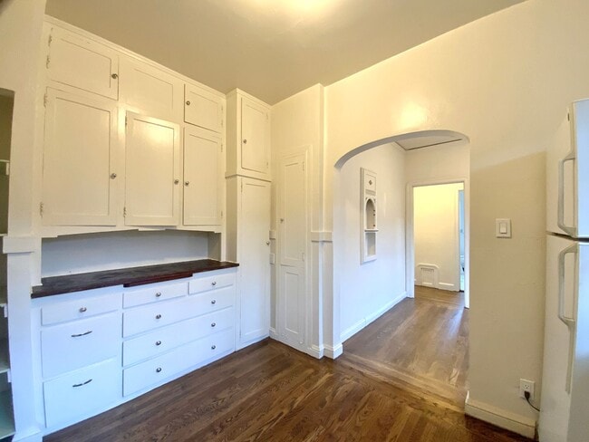Photo - Spacious 1BR w/ Bonus Room! Laundry On Site! PRIVATE GARAGE PARKING! Unidad A