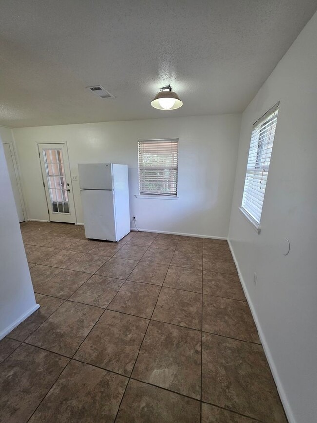 Photo - 111 Yelco Dr