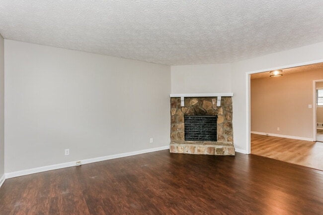 Photo - 1535 Springwood Dr SE