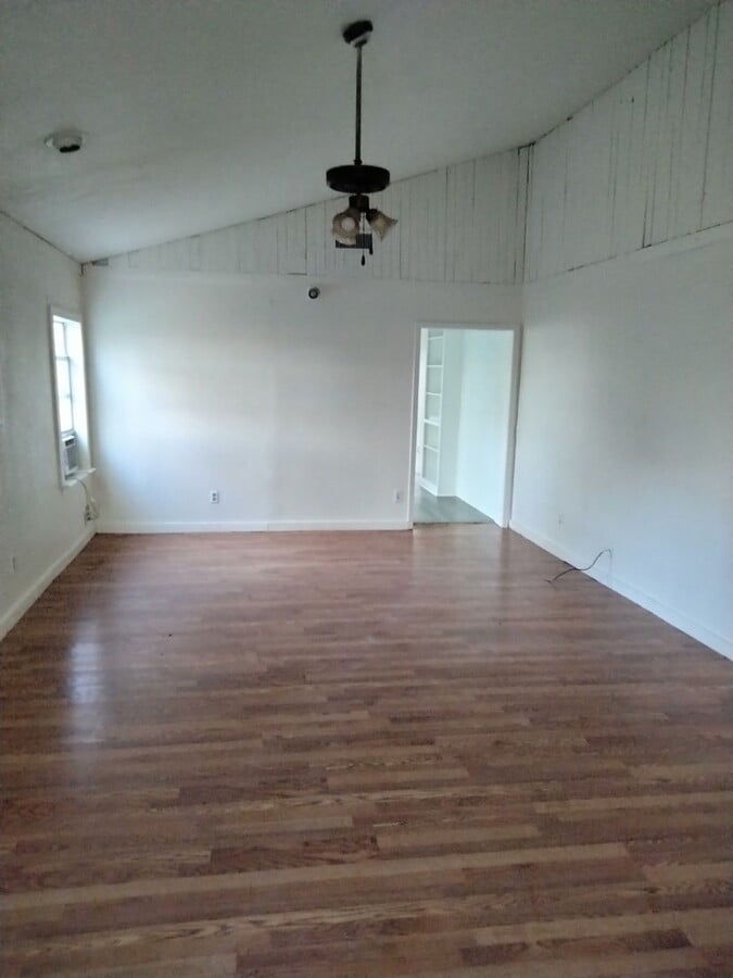 Photo - 811 E 10th St