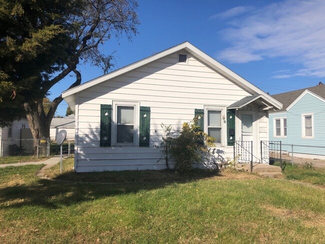 Building Photo - 2 Bedroom with Garage