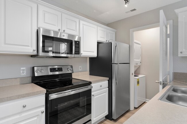 Orleans Metairie Deluxe Renovated Kitchen with Stainless Steel Appliances