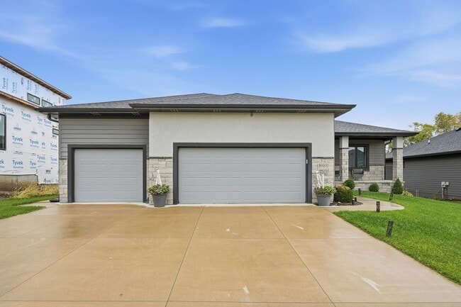 Building Photo - Awesome 4 Bedroom LIKE NEW!