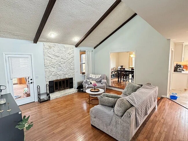 Photo - Beautiful 3 Bed 2 Bath Home in Nashville - With Enclosed Back Patio