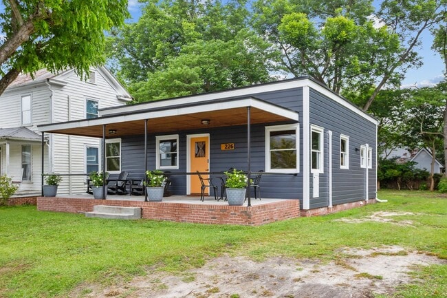 Photo - Modern Furnished Cottage Located Downtown!