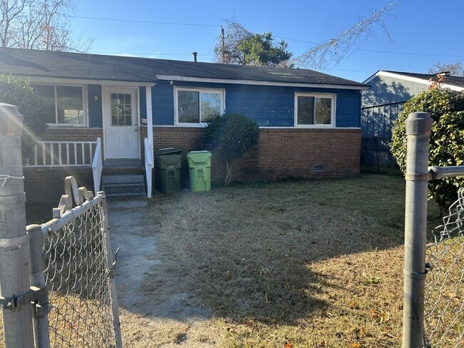 Building Photo - 3 Bed, 1 Bath Home