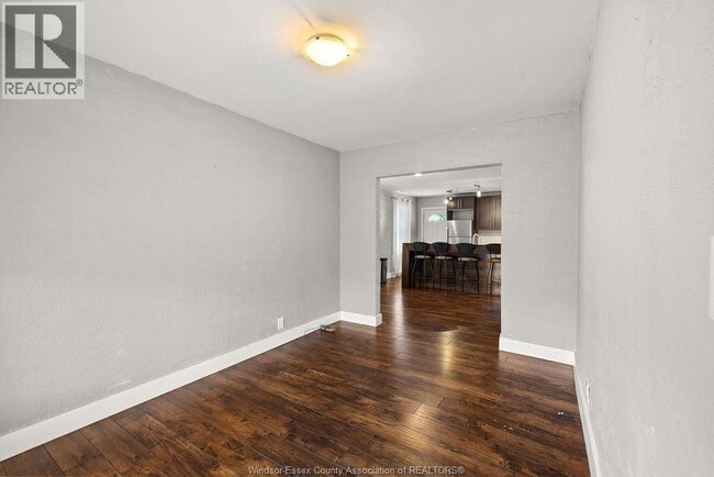 Photo - 541 Moy Ave