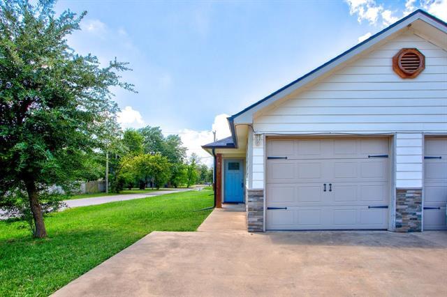 Photo - 800 N Throckmorton St