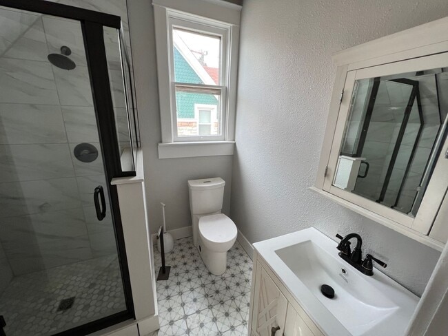 Building Photo - 217 E Oak St Unit 217 E Oak St - B