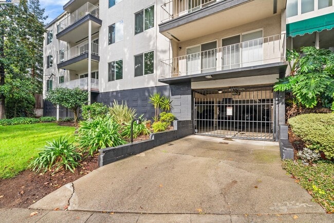 Photo - 695 Mariposa Ave