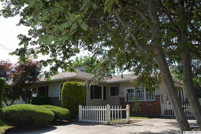 Building Photo - Large 4 Bedroom Orchards Home with private...