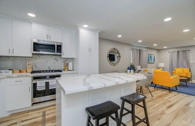 Photo - 4802 Crane St