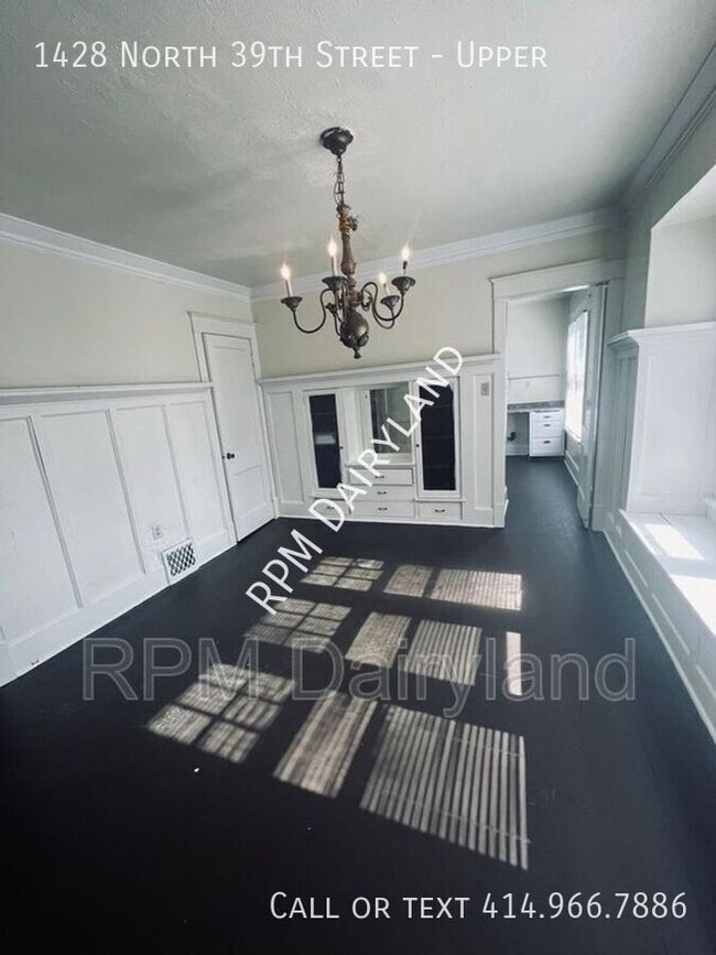 Building Photo - 1428 N 39th St Unit Upper