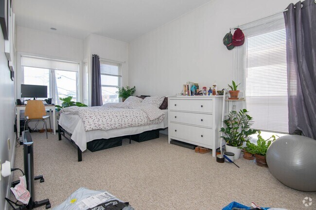 Building Photo - Spacious 3Bed/2Bath with 2 Parking Spots I... Rental