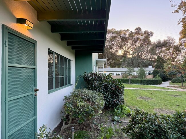 Live inside an urban forest - 5560 Village Grn Unit 5560 Village Grn