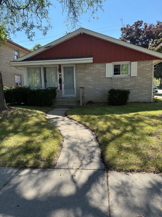 Building Photo - 3BR SINGLE FAMILY HOME, YARD, GARAGE, FULL...