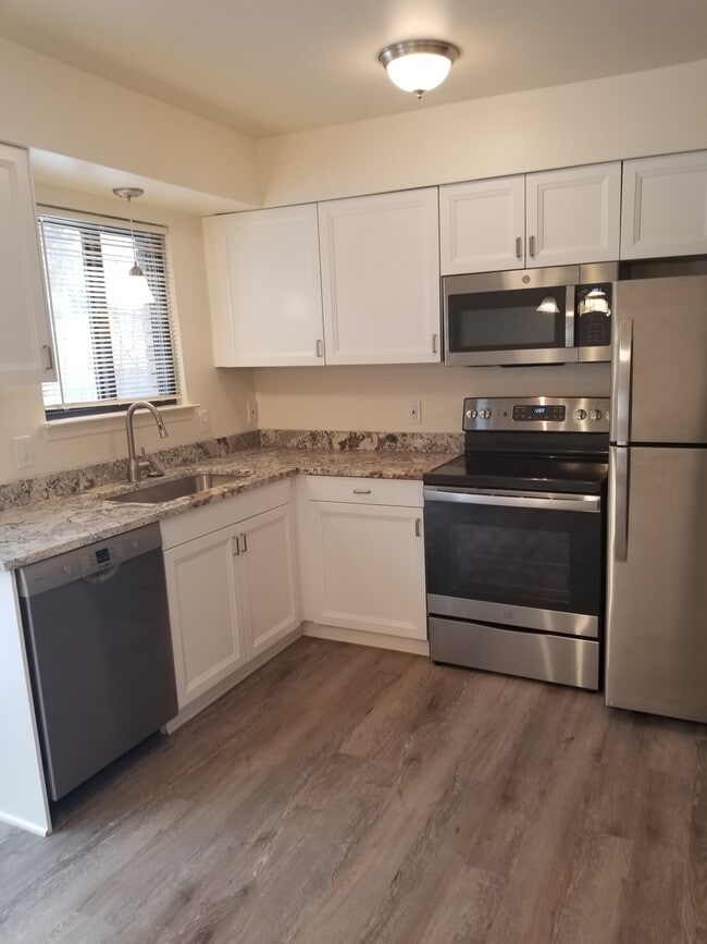 Photo - 1023 Glengary Rd