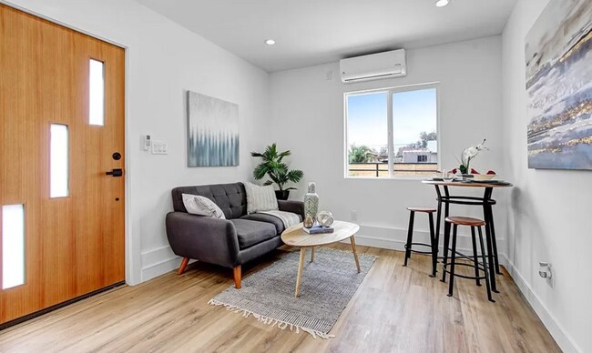 Sala de estar - 8934 Lev Ave