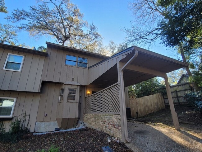 Building Photo - MIDTOWN 2/2.5 w/ Large Fenced Yard, Deck, Washer/Dryer, & Huge Bedrooms! Avail NOW for $1495/month!