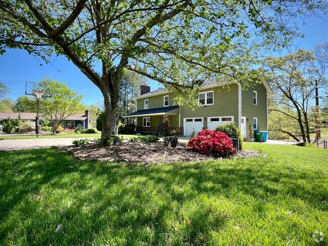Building Photo - Beautifully Updated Home!  Fenced Yard!