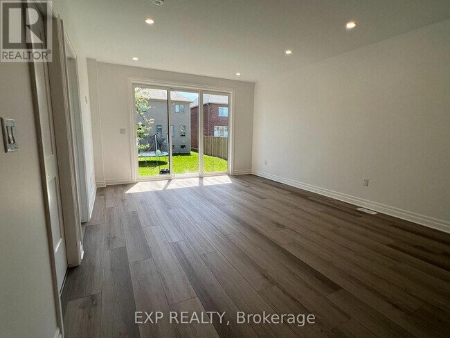 Photo - 7532 Splendour Dr