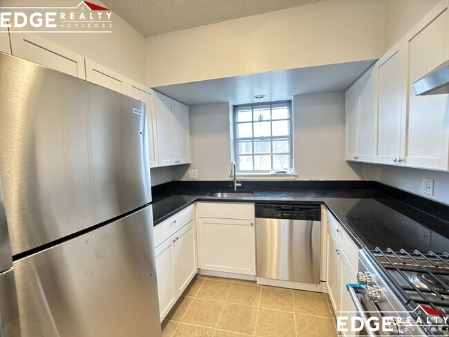 Building Photo - 203 Lake Shore Rd Unit 2 Rental
