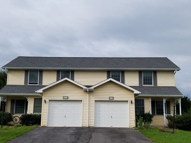Building Photo - State College 3 bedroom duplex available August!
