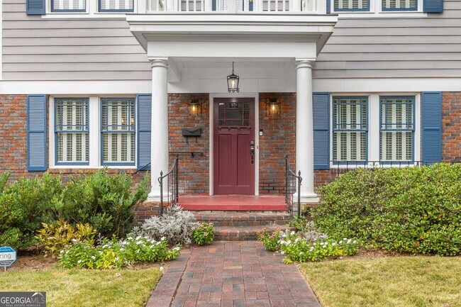 Photo - 656 Yorkshire Rd NE