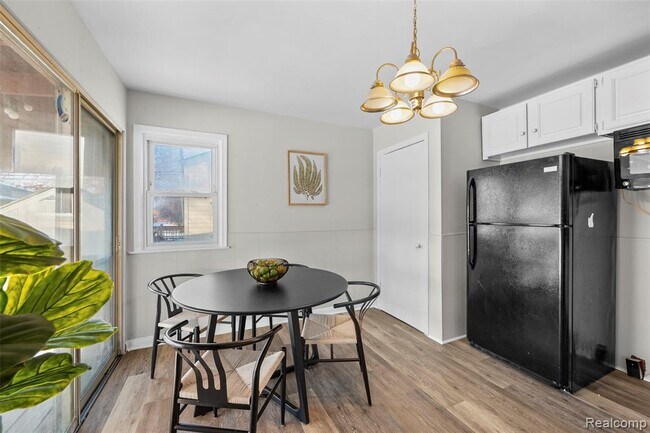 Photo - 29061 Balmoral St