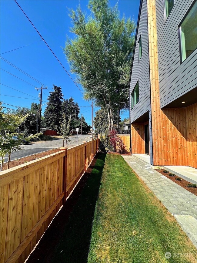 Photo - 918 N 100th St