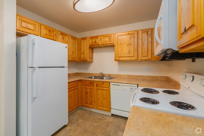 1BR, 1BA - 655SF - Kitchen - Logan Park