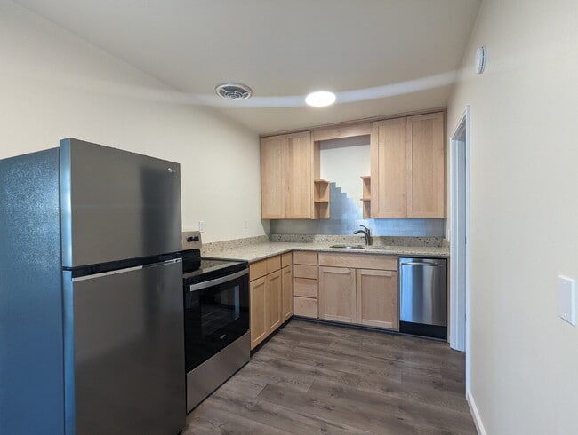 "Charming 3-Bedroom Duplex with Granite Touches & Gleaming Hardwood Floors in Seattle's Vibrant B...