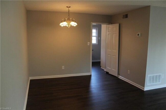 121 Charlestowne Cir