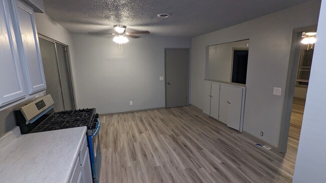 Photo - 402 Hickory St