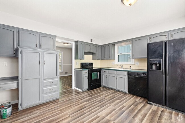 Building Photo - Spacious Overland Park 4 Bedroom Home - Av...