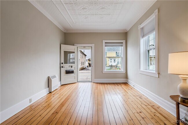 Photo - 25 College St