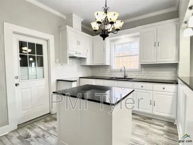 Photo - 1115 S Robertson Ave