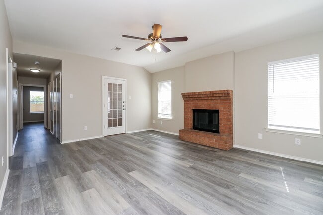 Photo - 616 Alabaster Pl