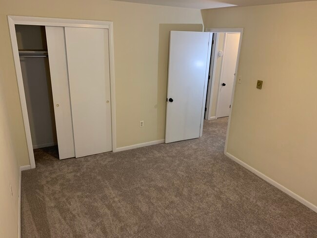 Second bedroom with spacious closet - 1265 Woodmere Rd