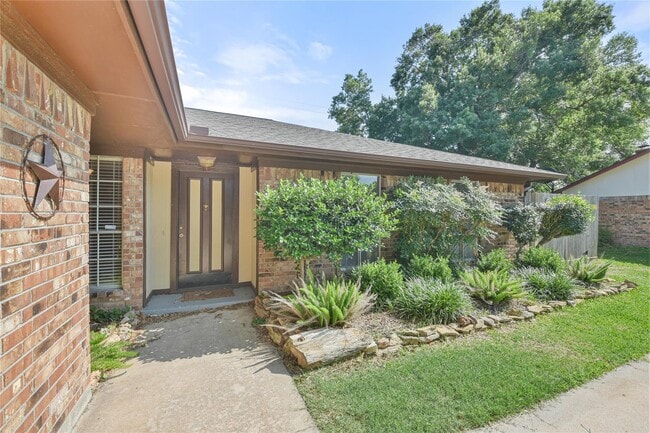 Photo - 3107 Woodstone Dr House