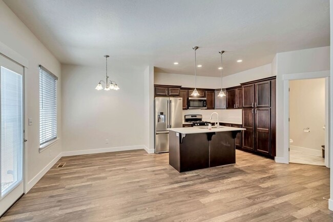 Building Photo - Gorgeous Three Bedroom Townhome; Herriman