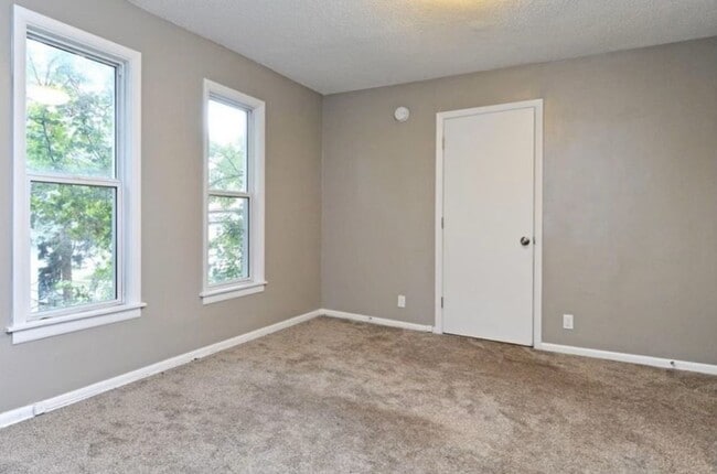 Building Photo - 1028 28th Ave NE Unit 2