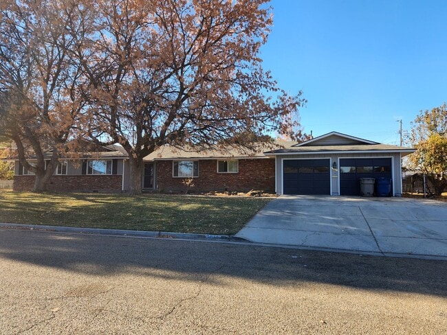 Building Photo - Large 3 bedroom home!