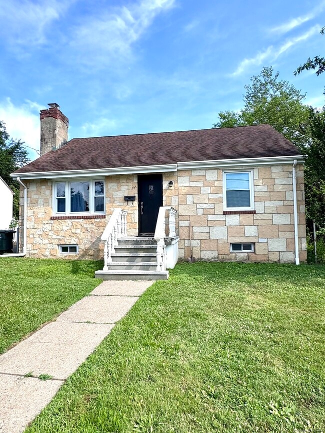 Building Photo - 147 Cornhill St Rental