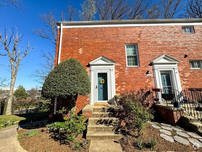 Building Photo - Charming 1 Bed 1 Bath End Unit Condo In Am...