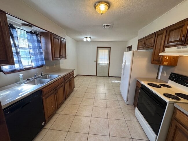 Photo - 2 bed one bath duplex in Mustang! Convenie...